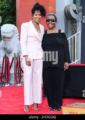 HOLLYWOOD, LOS ANGELES, KALIFORNIEN, USA - 28. OKTOBER: Die Schauspielerin Regina King und ihre Mutter Gloria King nehmen an der Zeremonie zu Ehren von Regina King Teil, die am 28. Oktober 2021 auf dem IMAX-Vorplatz des TCL Chinese Theatre in Hollywood, Los Angeles, Kalifornien, USA, stattfand. (Foto von Xavier Collin/Image Press Agency) Stockfoto