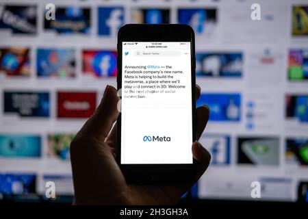 Meta-Facebook-Namensänderung. Hand mit iphone mit offenem Twiitter mit News Facebook-Unternehmen ist Rebranding als Meta. Kropivnitskiy, Ukraine, Oktober 29 Stockfoto