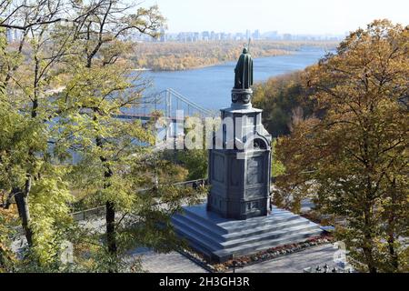 Denkmal des heiligen Wladimir am rechten Ufer des Flusses Dnjepr in Kiew Stockfoto