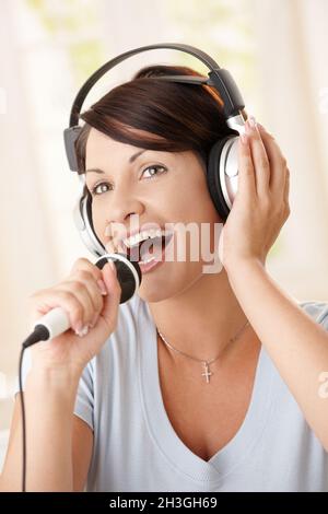 Porträt der Frau singen Stockfoto