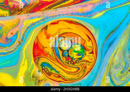 Öl vermischt mit Farbe bilden ein abstraktes Bild. Stockfoto