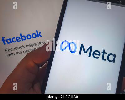 Hand mit einem Mobiltelefon und einem Meta-Logo Stockfoto