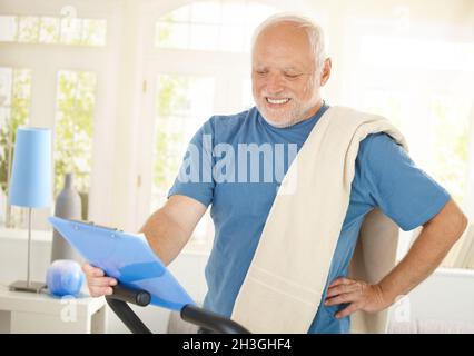 Glücklicher älterer Mann in Sportswear Stockfoto