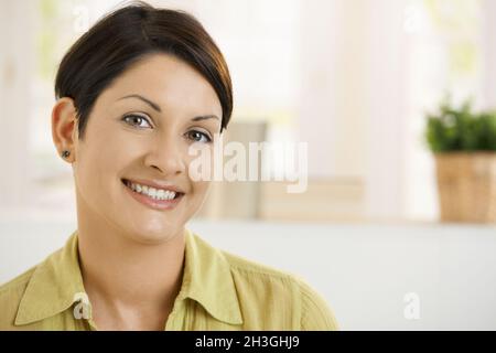 Porträt der glückliche junge Frau Stockfoto