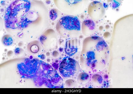 Öl vermischt mit Farbe bilden ein abstraktes Bild. Stockfoto
