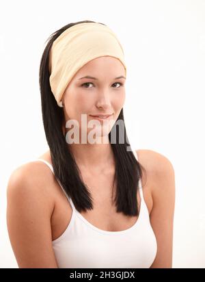 Porträt einer attraktiven jungen Frau im Snood Stockfoto