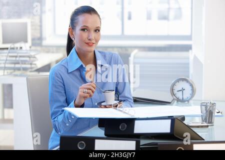 Lächelnde Geschäftsfrau mit Kaffeepause Stockfoto