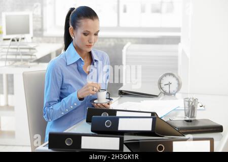 Geschäftsfrau mit Kaffeepause Stockfoto