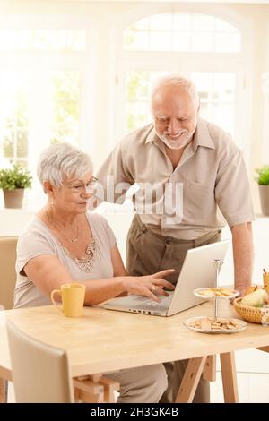 Älteres Ehepaar mit computer Stockfoto