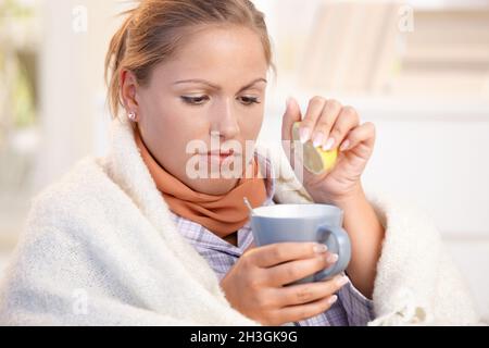 Junge Frau fing kalt trinken Tee Gefühl schlecht Stockfoto