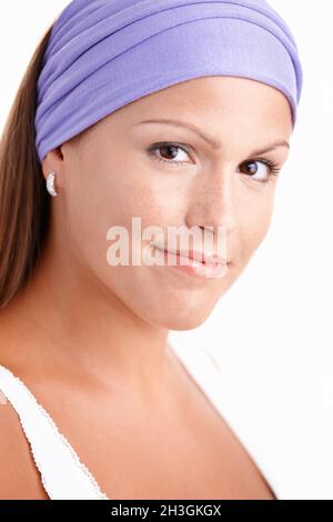Porträt einer attraktiven jungen Frau lächelnd Stockfoto