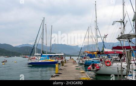 Segelboote zusammen in der Marina in Paraty, Brasilien Stockfoto