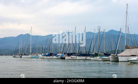 Segelboote zusammen in der Marina in Paraty, Brasilien Stockfoto