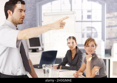 Junge Büroangestellte, die eine Ausbildung in Unternehmen leiten Stockfoto