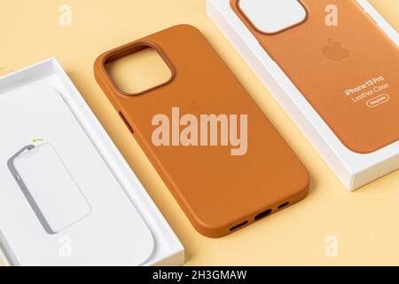 Antalya, Türkei - 28. Oktober 2021: Neu gestaltete Golden Brown MagSafe Ledertasche für Apple iPhone 13 Pro Stockfoto