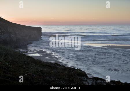 Amoreira Strand bei Sonnenuntergang in Aljezur. Algarve, Portugal Stockfoto