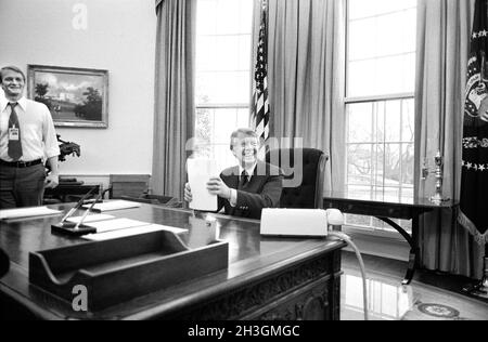 US-Präsident Jimmy Carter sitzt an seinem Schreibtisch im Oval Office und arbeitet an einer Rede für das Fernsehen, das Weiße Haus, Washington, D.C., USA, Marion S. Trikosko, US News & World Report Magazine Collection, 2. Februar 1977 Stockfoto