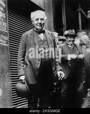 Thomas Alva Edison (1847-1931), amerikanischer Erfinder, Porträt in Dreiviertellänge, National Photo Company, 1926 Stockfoto
