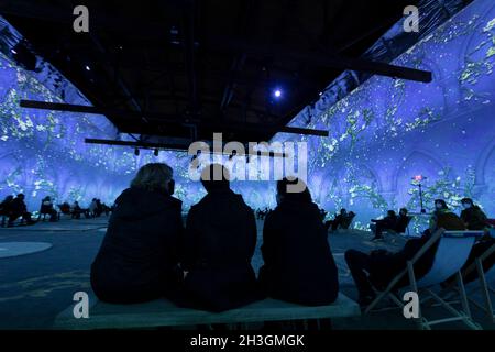 Seattle, Usa. Oktober 2021. Besucher genießen die digitale Kunstausstellung „Van Gogh: The Immersive Experience“ am Donnerstag, den 28. Oktober 2021 in Seattle. Quelle: Paul Christian Gordon/Alamy Live News Stockfoto