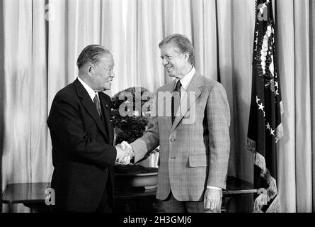 US-Präsident Jimmy Carter schüttelt sich die Hände mit dem japanischen Premierminister Masayoshi Ohira, Washington, D.C., USA, Marion S. Trikosko, US News & World Report Magazine Collection, 2. Mai 1979 Stockfoto