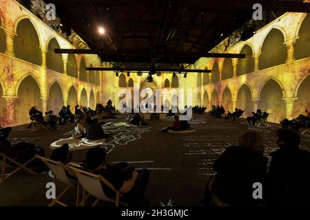 Seattle, Usa. Oktober 2021. Besucher genießen die digitale Kunstausstellung „Van Gogh: The Immersive Experience“ am Donnerstag, den 28. Oktober 2021 in Seattle. Quelle: Paul Christian Gordon/Alamy Live News Stockfoto