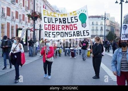 Madrid, Spanien. Oktober 2021. Während der Demonstration halten die Demonstranten ein Transparent.Menschen protestierten gegen den Anstieg der Strompreise in Madrid. Die Gas- und Strompreise in Europa steigen an, und die Verbraucher finden bereits höhere Rechnungen in ihren Briefkästen, und steigende Preise auf den Großhandelsmärkten dürften in den letzten Tagen die Kosten noch weiter erhöhen. Die Regierungen in Spanien, Griechenland und Italien Unternehmen Schritte, um den Anstieg zu überholen. Kredit: SOPA Images Limited/Alamy Live Nachrichten Stockfoto