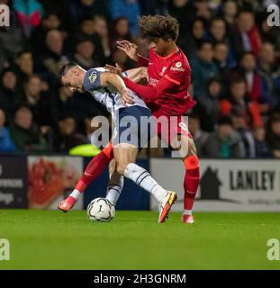 Deepdale Stadium, Preston, Lancashire, Großbritannien. Oktober 2021. Carabao Cup Football, Preston North End gegen Liverpool; Harvey Blair von Liverpool tackelt Andrew Hughes Preston North End Kredit: Action Plus Sports/Alamy Live News Stockfoto