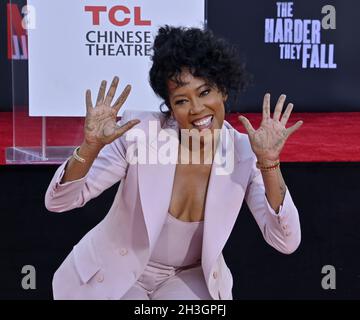 Los Angeles, Usa. Oktober 2021. Die Oscar-prämierte Schauspielerin, Produzentin und Regisseurin Regina King nimmt an einer Hand- und Fußabdruck-Zeremonie Teil, bei der sie am Donnerstag, dem 28. Oktober 2021, auf dem Vorplatz des TCL Chinese Theatre (ehemals Grauman's) im Hollywood-Bereich von Los Angeles verewigt wird. Foto von Jim Ruymen/UPI Credit: UPI/Alamy Live News Stockfoto