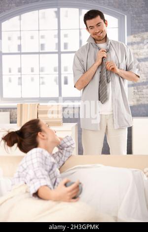 Ein junger Mann, der sich am Morgen lächelt Stockfoto