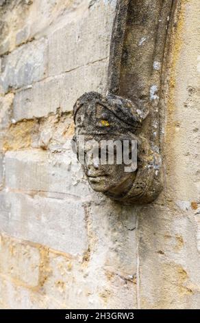 Verwitterte geschnitzte Steinfiguren, St. Andrew's Church, Castle Combe, ein Dorf in der Cotswolds Area of Natural Beauty, Wiltshire, Südwestengland Stockfoto