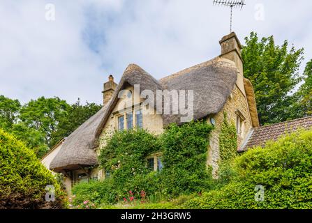 April Cottage, ein typisches Reethaus in Castle Combe, einem malerischen Dorf in der Cotswolds-Gegend von Natural Beauty, Wiltshire, Südwestengland Stockfoto