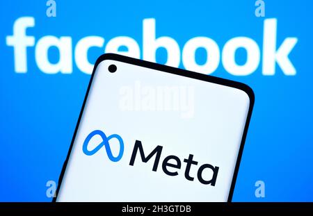 META-Firmenlogo auf dem Smartphone und verschwommenes Facebook-Logo auf dem Hintergrundbildschirm. Neues Facebook-Firmenlogo für METAVERSE. Keine Montage. Personal Stockfoto