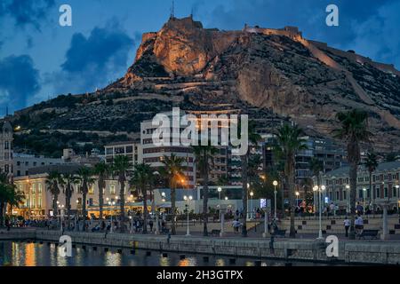 Alacant, Provinz Alicante, costa blanca, Spanien. Blick vom Yachthafen auf die Burg von Santa Bárbara. Stockfoto