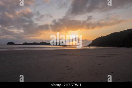 Cape Hillsborough mit Turtle Island im Hintergrund. Stockfoto