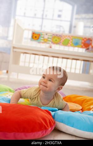 Glückliches Kleinkind auf der Spielmatte Stockfoto