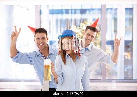 Junge Geschäftsleute feiern im hellen Büro Stockfoto