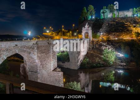 Blick auf die Alcantara-Brücke mit dem Castillo de San Servando auf dem Hügel Stockfoto