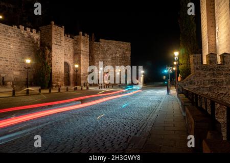 Nächtliche Straßen von Toledo mit klarem Himmel Stockfoto