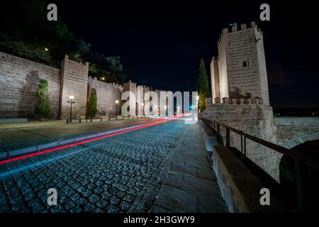 Blick auf die Alcantara-Brücke und die Purta de Alcantara bei Nacht Stockfoto