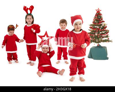 Glückliche kleine Kinder im Weihnachtsmann Kostüm Stockfoto