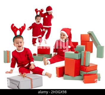 Glückliche kleine Kinder im Weihnachtsmann Kostüm Stockfoto