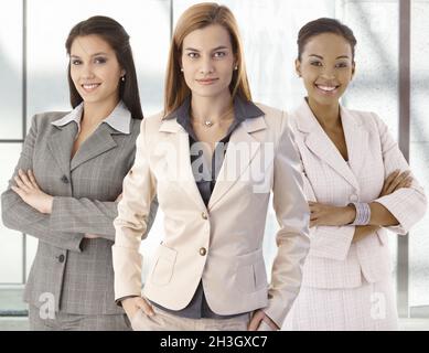 Teamportrait glücklicher Geschäftsfrauen im Büro Stockfoto