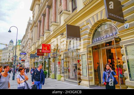 Wien Österreich - September 3 2017; berühmte europäische Mode- und Handelsmarken der Spitzenklassen stehen über den Geschäften in der City Street. Stockfoto