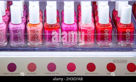 Toronto, Ontario, Canada-October 20, 2019: Flaschen Essie Nagellack auf Anzeige im Einzelhandel. Das Produkt hat eine gute Nachfrage in den meisten kanadischen s Stockfoto