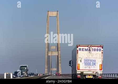 GROSSE GÜRTELBRÜCKE, DÄNEMARK - 03. Okt 2021: Eine wunderschöne Panoramasicht auf Autos, die auf der großen Gürtelbrücke in Dänemark fahren Stockfoto