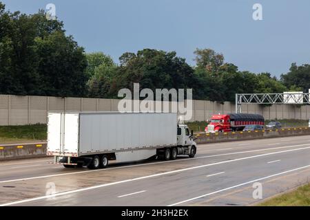 LKW-Verkehr entlang der Interstate Highway I-94, in der Nähe von Kalamazoo, Michigan, USA von James D. Coppinger/Dembinsky Photo Assoc Stockfoto