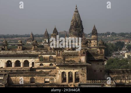 Raja Mahal und der Chaturbhuj Tempel. Orchha, Madhya Pradesh, Indien Stockfoto