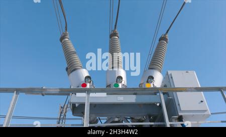 Elektrischer Transformator in Unterstation Aktion. Schalter für den Gastank an der Unterstation des elektrischen Transformators. Hochleitfähige Ausrüstung auf dem Hintergrund des blauen Himmels Stockfoto