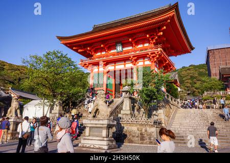 Blick auf das Niomon-Tor am Eingang des Kiyomizudera-Tempels mit Touristenmassen und klarem blauen Himmel. Stockfoto