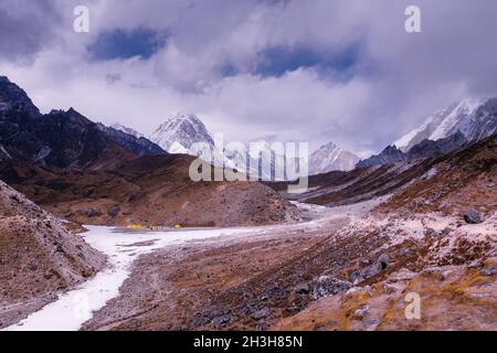 Fast Da! Blick nach Norden vom Thokla Pass (4.860 m) bis zum letzten Abschnitt des Weges zum Mount Everest Base Camp. Gelbe Zelte im Basislager Lobuche Stockfoto